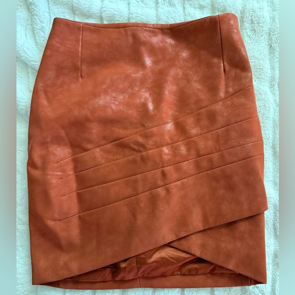 GUESS Faux Leather Mini Skirt Burnt Orange Rust Asymmetrical Hem Size S - Picture 3 of 6
